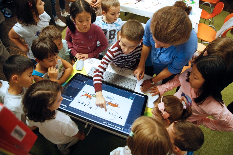 Die Bücherei im Bildungszentrum Simmering erhält einen hochwertigen großformatigen Bildschirmcomputer, der das Serviceangebot erweitert und neue Zielgruppen anspricht.