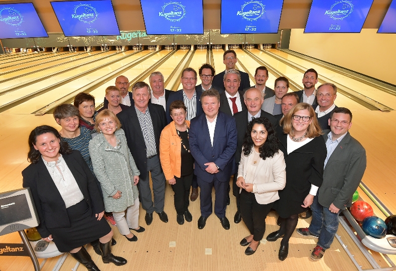 Bürgermeister Michael Ludwig und die 23 Bezirkschefs besiegelten ihre Abmachung für eine noch intensivere Zusammenarbeit bei einer Runde Bowling