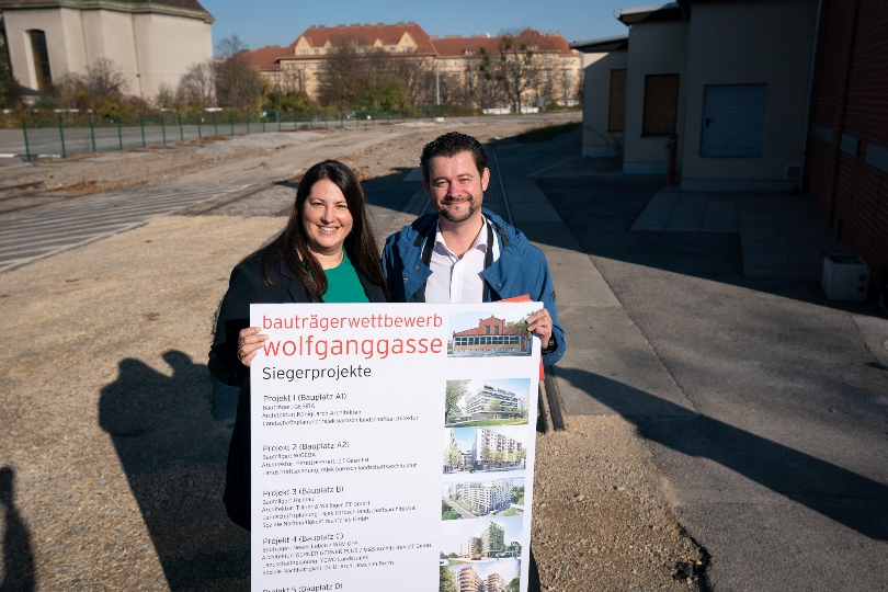 Frauen- und Wohnbaustadträtin Kathrin Gaal und Gregor Puscher, Geschäftsführer des wohnfonds_wien am Areal Wolfganggasse.