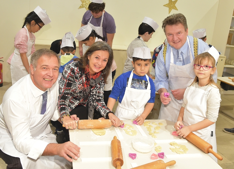 Bürgermeister Michael Ludwig, Wirtschaftskammer Wien-Präsident Walter Ruck und Doris Felber von der Bäckerei Felber backen mit Kindern Kekse.