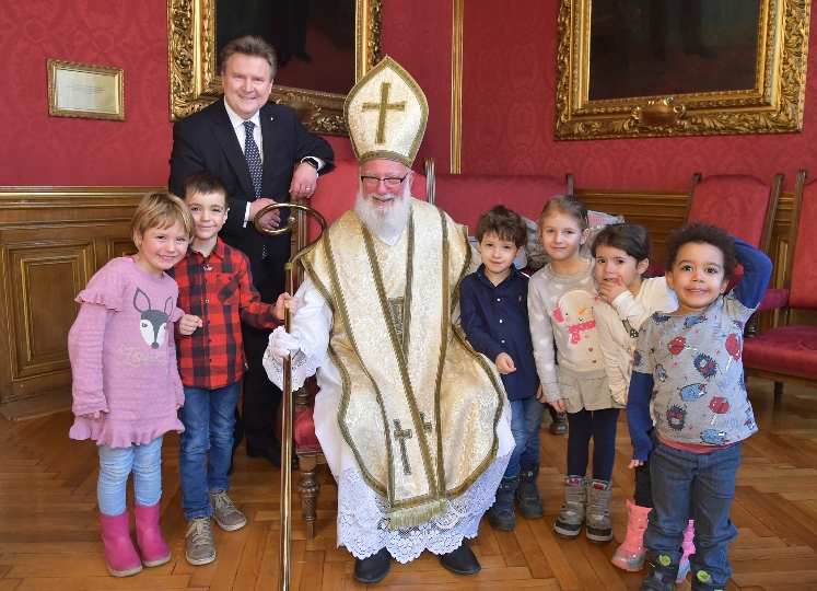 Vom Bürgermeister eingeladene Kinder überrascht der Nikolo
