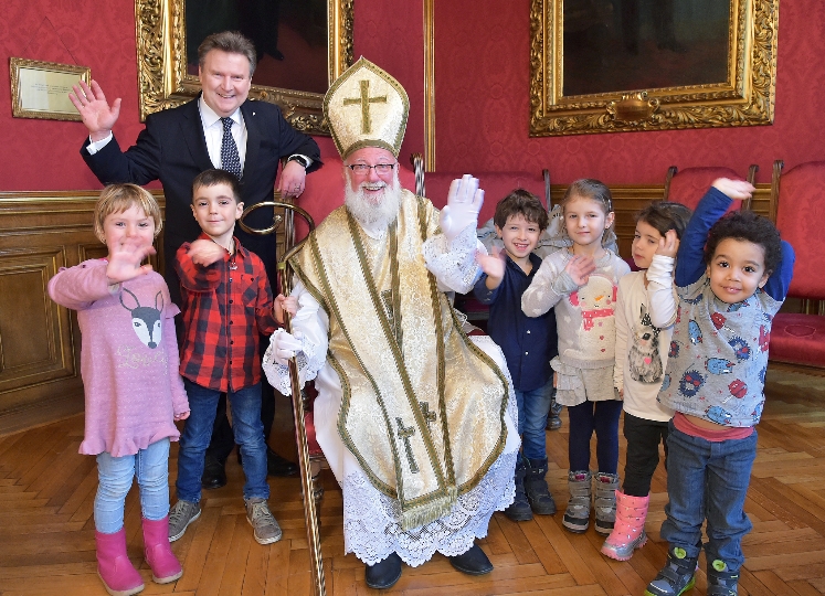 Vom Bürgermeister eingeladene Kinder überrascht der Nikolo