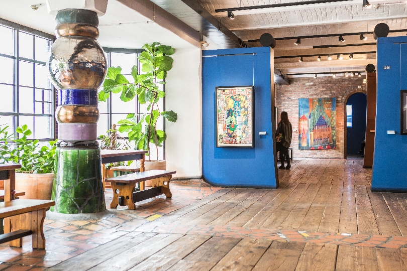 Kunst Haus Wien feiert Friedensreich Hundertwassers 90. Geburtstag