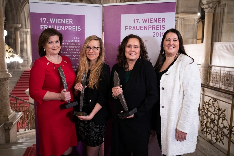 Frauen- und Wohnbaustadträtin Kathrin Gaal (rechts) gratulierte den drei Frauenpreisträgerinnen Doris Damyanovic (Kategorie „Städtebau“, links), Yvonne Scheer (Kategorie „Gaming“, 2.v.l.), Andrea Brem (Kategorie „Gewaltschutz“, 3.v.l.).