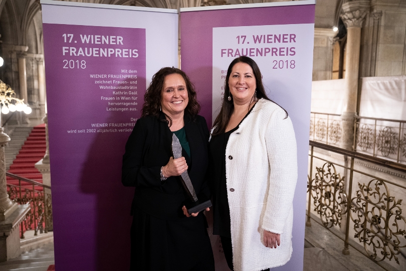 Frauen- und Wohnbaustadträtin Kathrin Gaal überreichte Andrea Brem, Geschäftsführerin der Wiener Frauenhäuser, den Frauenpreis in der Kategorie „Gewaltschutz“.