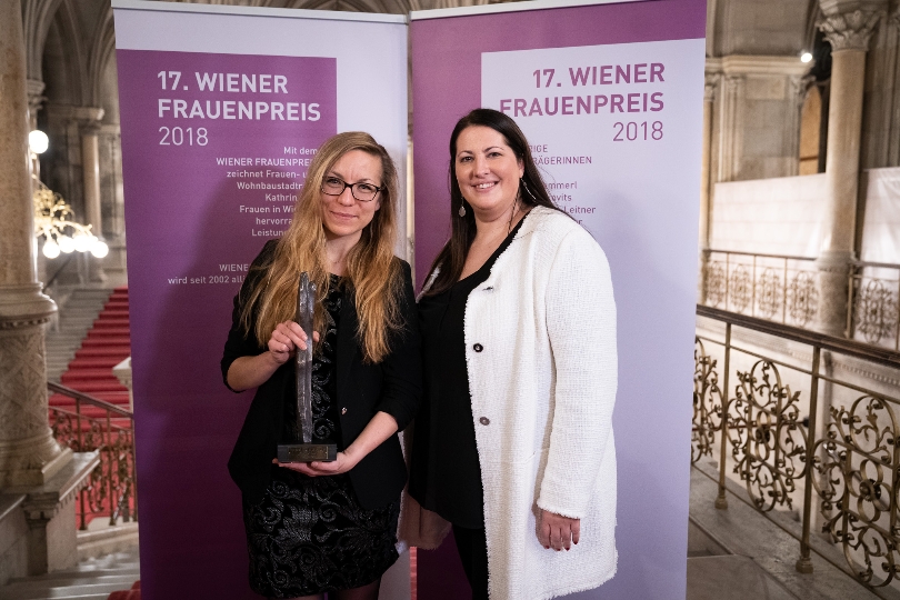 Frauen- und Wohnbaustadträtin Kathrin Gaal überreichte Yvonne Scheer, der ersten Genderbeauftragten für den heimischen E-Sport, den Frauenpreis in der Kategorie „Gaming“.