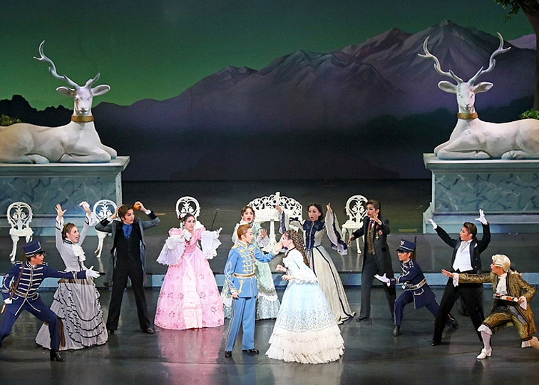 Ein Szenenfoto von "Elisabeth" im Tokyo Takarazuka Theatre.