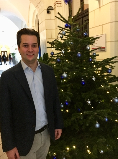 Vizebürgermeister Dominik Nepp steht im Wiener Rathaus vor einem geschmückten Weihnachtsbaum.