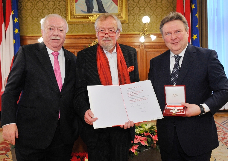 Altbürgermeister Michael Häupl hielt die Laudatio auf Hubert Christian Ehalt, dem Bürgermeister Michael Ludwig das Große Silberne Ehrenzeichen überreichte.