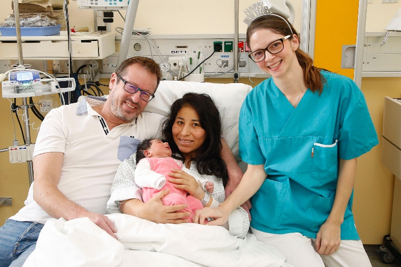KAV-Neujahrsbaby Chiara mit Eltern und Hebamme