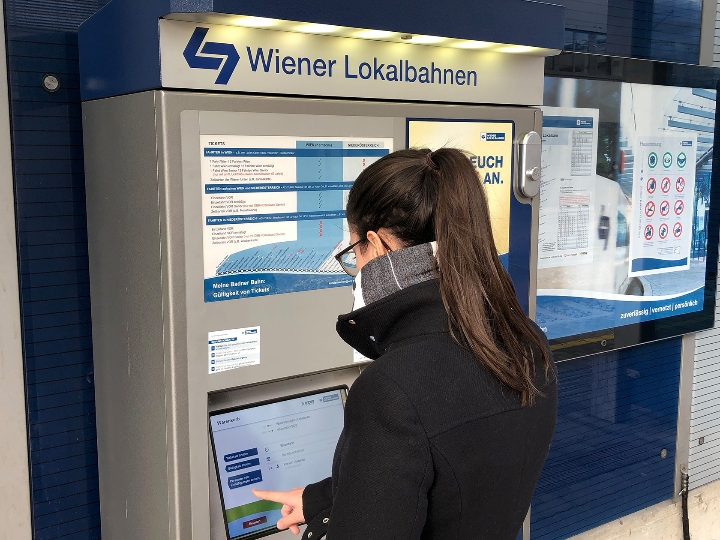 Neuer Fahrscheinautomat der Badner Bahn