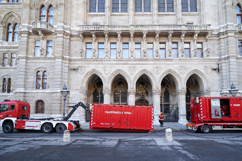 Die Berufsfeuerwehr Wien lädt die mobilen Notstromaggregate vor dem Rathaus ab.