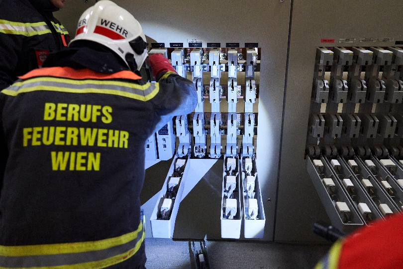 Mitarbeiter der Berufsfeuerwehr Wien im Technikraum des Wiener Rathauses.
