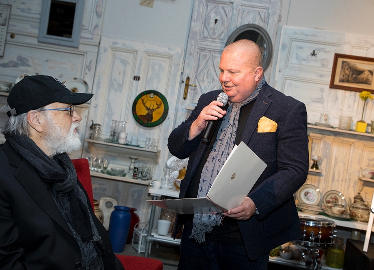 Ronnie Tutt, legendäres Mitglied der TCB-Band und Elvis-Wegbegleiter, wurde von Landtagsabgeordneten Erich Valentin mit dem Goldenen Verdienstzeichen der Stadt Wien ausgezeichnet