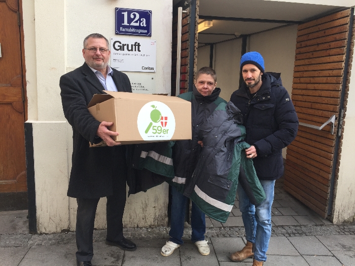 Andreas Kutheil, Leiter der MA 59, übergibt warme Kleidung an die Gruft-Winterhilfe