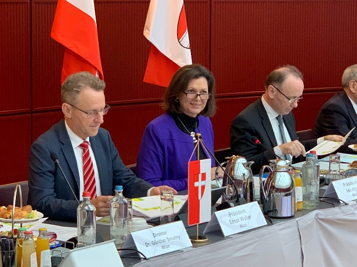 Landtagspräsident Ernst Woller am Konferenztisch neben der Präsidentin des Bayerischen Landtages, Ilse Aigner