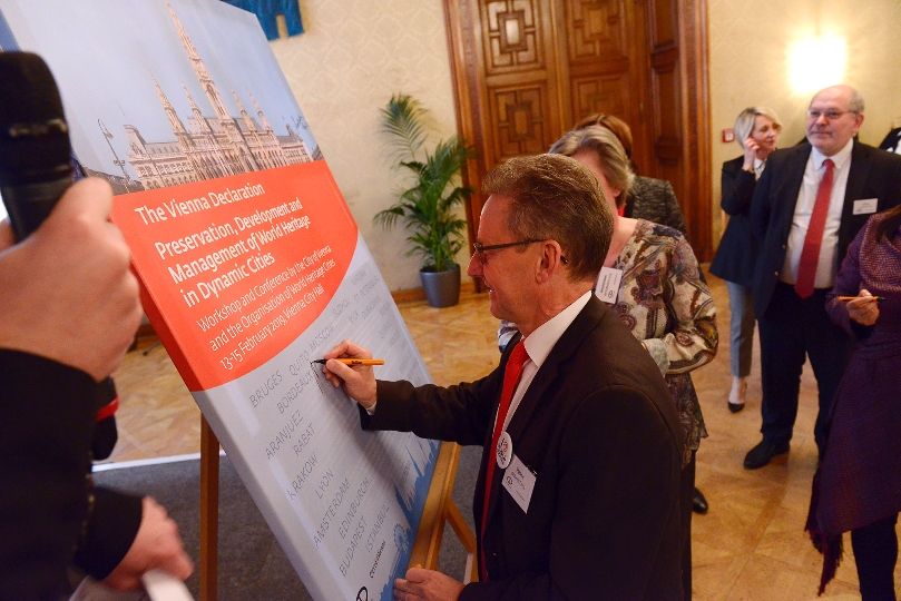 Workshop und Konferenz in der Stadt Wien und Unterzeichnung der Vienna Declaration. LTP Ernst Woller beim Unterzeichnen