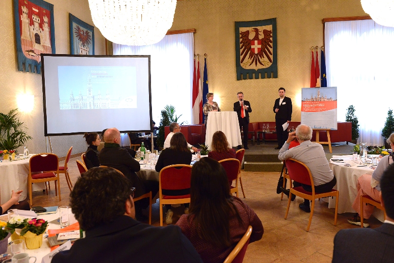 Workshop und Konferenz in der Stadt Wien und Unterzeichnung der Vienna Declaration. LTP Ernst Woller und Moderator Wojciech Czaja (re.)