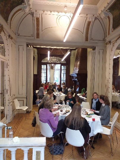 Frauen beim „World Cafe“ im Wien-Haus Brüssel.
