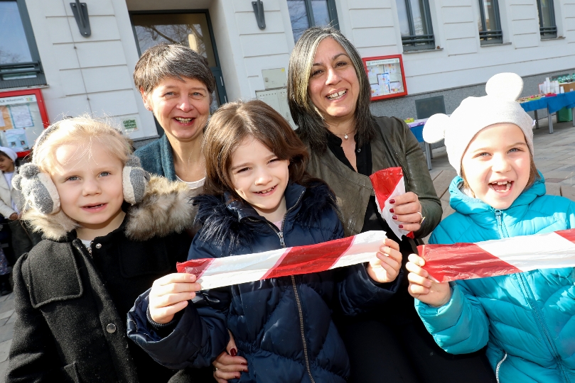 Vbgmin. Vassilakou, BVin. Nossek und zahlreiche Schulkinder eröffnen den neuen Schulvorplatz in der Schulgasse.