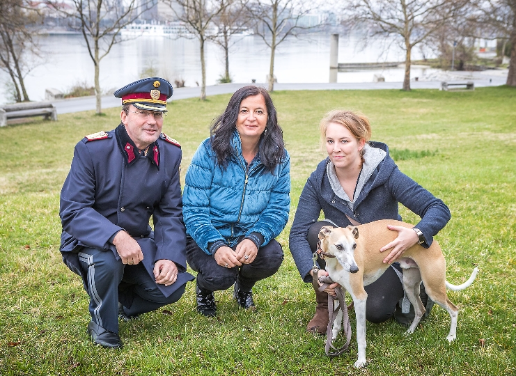 Polizeipräsident Gerhard Pürstl, StRin Ulli Sima und eine Tierärztin der MA 60 beim Auftakt Hundekontrollen