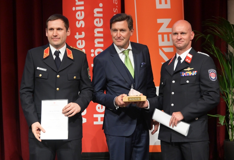 Feuerwehrstadtrat Peter Hanke überreichte Mitarbeitern der Berufsfeuerwehr Wien den "Helfer Wien"-Preis.
