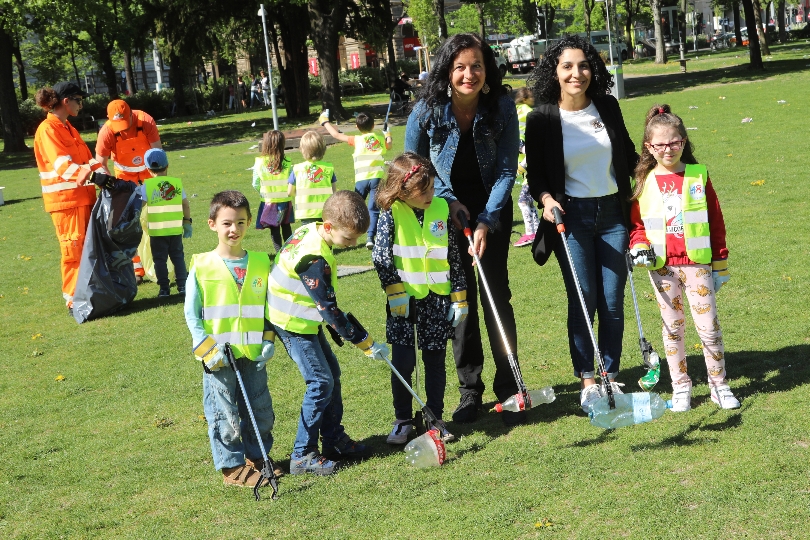 Umweltstadträtin Ulli Sima und Bezirksvorsteherin des 9. Bezirks, Saya Ahmad mit Kindern beim Auftakt Wien räumt auf im Sigmund Freud Park