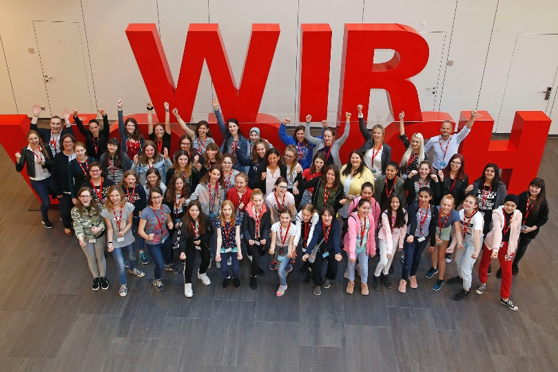 Startschuss für den Wiener Töchtertag: Rund 50 Mädchen besuchten die ÖBB (im Bild: Frauenstadträtin Kathrin Gaal und Silvia Angelo, Vorständin der ÖBB-Infrastruktur-AG)