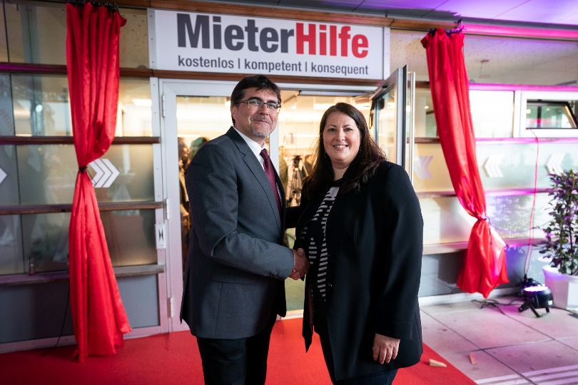 Wohnbaustadträtin Kathrin Gaal mit MieterHilfe-Leiter Christian Bartok bei der Eröffnung des neuen Standorts der MieterHilfe.