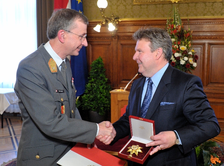Besondere Verdienste um das Land Wien wurden heute von Bürgermeister Dr. Michael Ludwig an den Militärkommandanten von Wien, Brigadier Kurt Wagner mit dem Goldenen Ehrenzeichen ausgezeichnet.