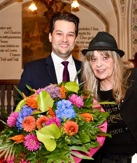 Vizebürgermeister Dominik Nepp und Christine Grasmuk bei der Verleihung des Goldenen Wienerherz