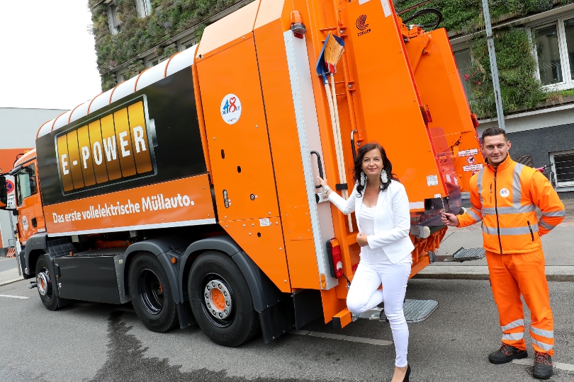 StRin Ulli Sima präsentiert das erste vollelektrische Müllsammelfahrzeug Österreichs
