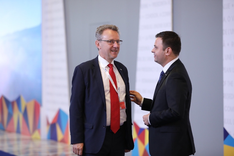 Vice Prime Minister, Minister of Regional Development and Public Administration of Romania, Vasile Daniel Suciu, mit Wiens Landtagspräsidenten Ernst Woller