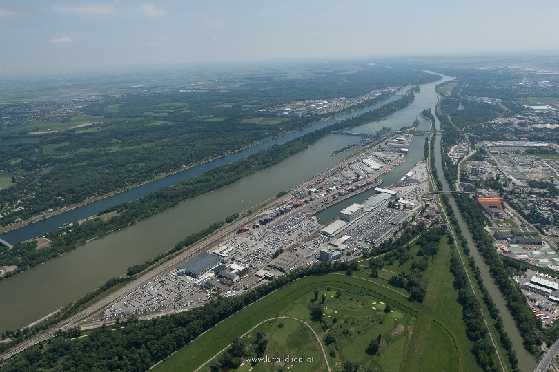 Ein Luftbild des Hafens Freudenau.