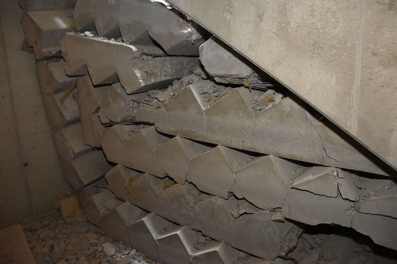 Auf einer Baustelle in Floridsdorf sind mehrere vorgefertigte Treppen-Arme aus Stahlbeton in einem Stiegenhaus eingestürzt und haben einen Arbeiter unter sich begraben.