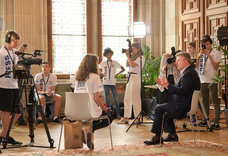 Wiens Bürgermeister Michael Ludwig beim Interview-Dreh mit Nachwuchs-JournalistInnen