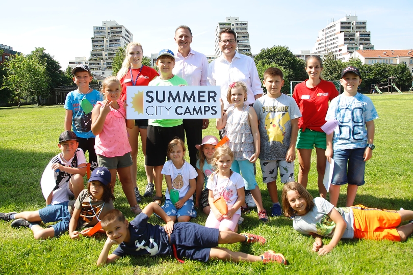 Bildungsstadtrat Jürgen Czernohorszky (hinten stehend, 2.v.r.) und Bezirksvorsteher-Stellvertreter Thomas Steinhart (hinten stehend, 2.v.l.) haben das Summer City Camp in der Florian-Hedorfer-Straße in Simmering besucht.