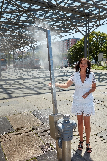 Stadträtin Ulli Sima am Praterstern mit einer Sprühnebeldusche auf einem Hydrant
