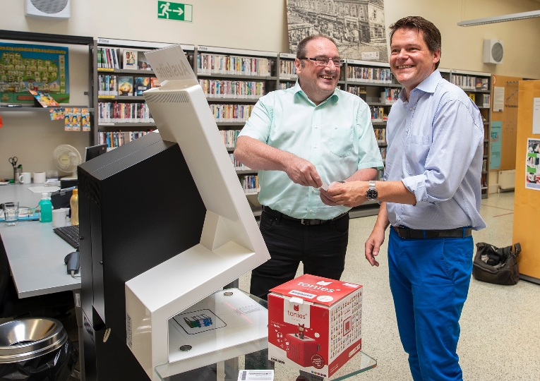 Bezirksvorsteher Gerhard Zatlokal und Bildungsstadtrat Jürgen Czernohorszky testen die Bücherei der Dinge am Schwendermarkt.