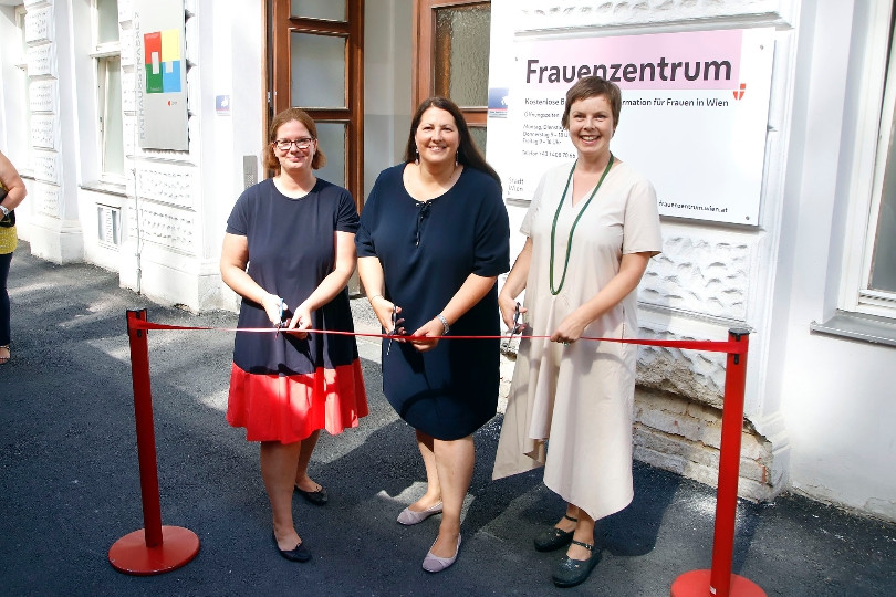 Frauenstadträtin Kathrin Gaal (Mitte), Gemeinderätin Barbara Huemer (rechts) und die stellvertretende Leiterin des Frauenservice Wien Laura Wimmer (links) eröffneten das neue „Stadt Wien Frauenzentrum in der Rathausstraße 2 in der City.