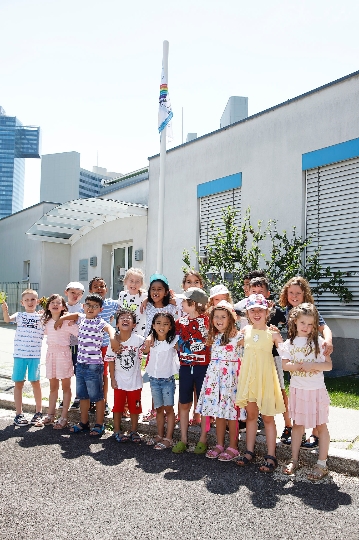 Kinder des Kindergartens Wagramer Straße schaffen sich ihre eigene „Kinderflagge“.