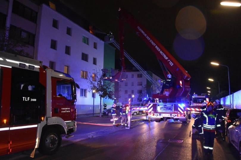 Dachbrand in Simmering: Die Berufsfeuerwehr Wien war mit 120 Feuerwehrleuten im Einsatz.