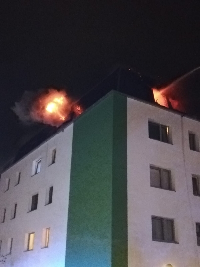 Dachbrand in Simmering: Die Berufsfeuerwehr Wien war mit 120 Feuerwehrleuten im Einsatz.