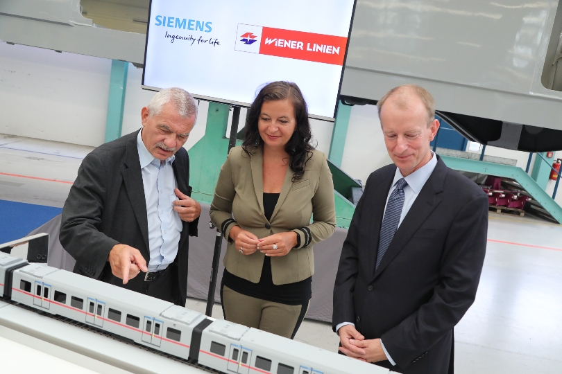 Von links nach rechts: Wiener Linien-Geschäftsführer Günter Steinbauer, Öffi-Stadträtin Ulli Sima, Albrecht Neumann von Siemens.