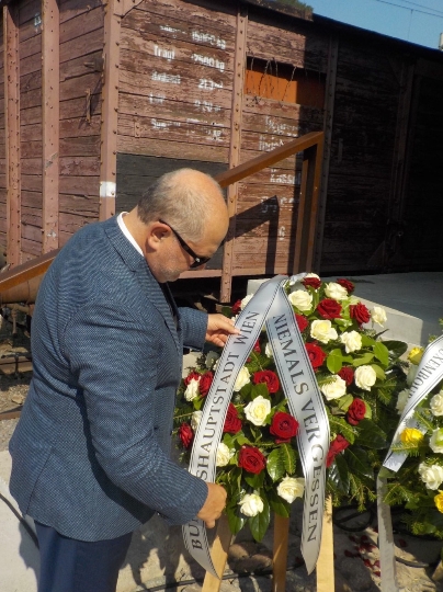 Der Wiener Gemeinderat Omar Al-Rawi legte in Vertretung von Bürgermeister Michael Ludwig bei der Gedenkveranstaltung „75 Jahre Liquidation des Ghetto Litzmannstadt“ einen Kranz mit der Aufschrift „Niemals vergessen“ nieder.