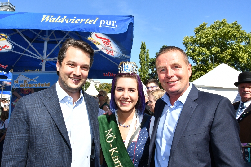 Vizebürgermeister Dominik Nepp mit „Karpfenkönigin“ und Stadtrat Toni Mahdalik