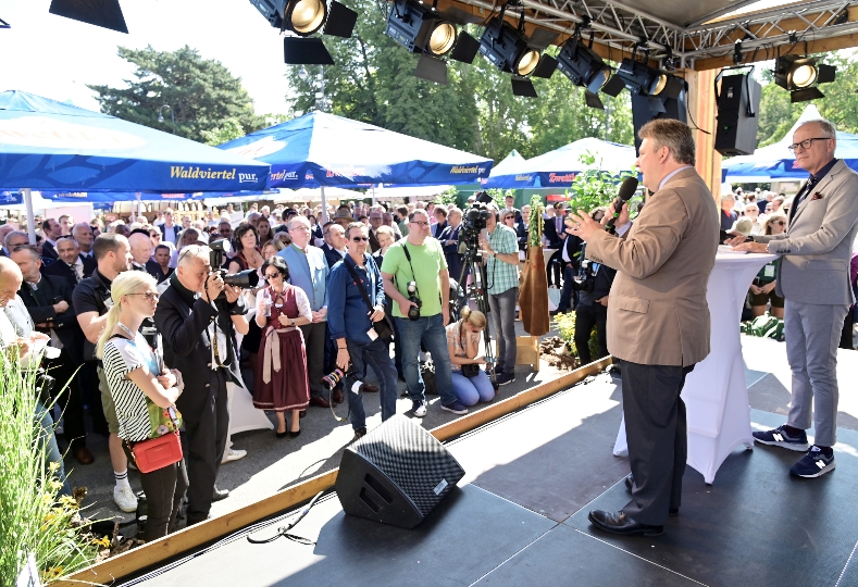 Bürgermeister Michael Ludwig nahm vor hunderten Gästen die offizielle Eröffnung von "waldviertelpur" auf dem Wiener Rathausplatz vor.