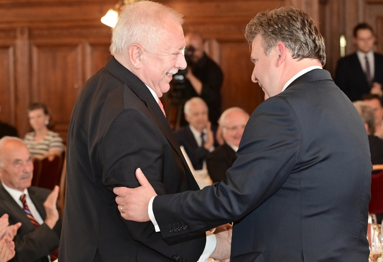 Bürgermeister Michael Ludwig gratuliert seinem Amtsvorgänger Michael Häupl zur Verleihung der Ehrenbürgerschaft der Stadt Wien.