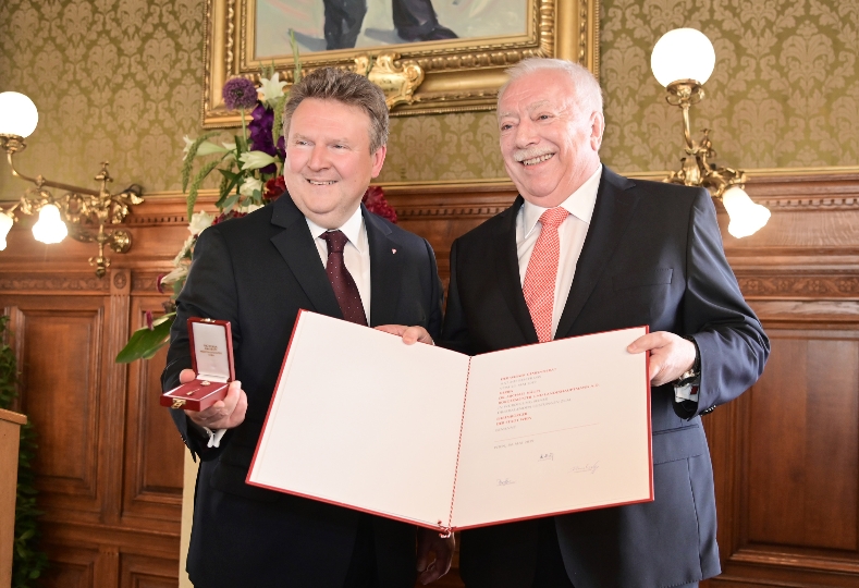 Bürgermeister Michael Ludwig überreichte seinem Amtsvorgänger Michael Häupl die Ehrenbürger-Urkunde.