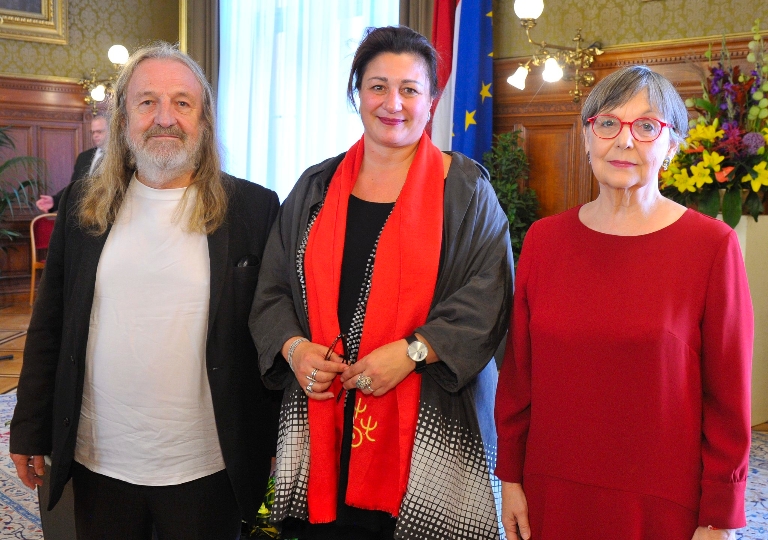 Stadträtin Kaup-Hasler mit den geehrten Manfred Chobot und Klaralinda Ma-Kircher.